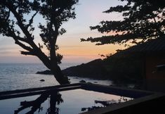 สระว่ายน้ำ 2 Cliff Cottage