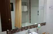 Toilet Kamar 4 Gap Plaza Hotel