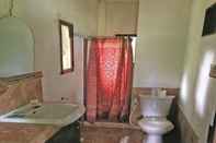 In-room Bathroom Makulay Lodge and Villas