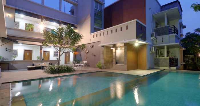 Kolam Renang Mutiara Suites