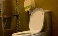 Toilet Kamar 6 Skinetics Boutique Hotel