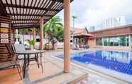 Swimming Pool 2 Teja Hotel Bangkok at Nana