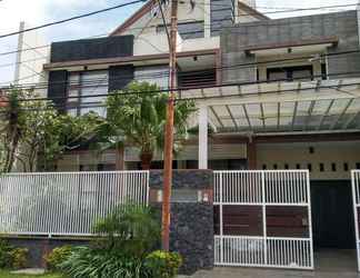 Exterior 2 Dewandaru Guest House Syariah