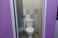 In-room Bathroom Jauhara Homestay 1