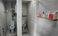 In-room Bathroom 3 H2 Segama Backpacker