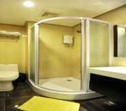 In-room Bathroom 6 M Citi Suites