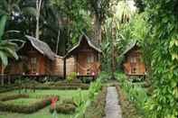 ภายนอกอาคาร Nipa Hut Village