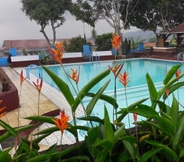 Swimming Pool 2 Hotel Purnama Mulia