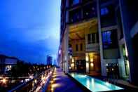 Kolam Renang Mandarin Plaza Hotel