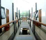 Lobby 5 Simple Room Very Close to Lebak Bulus Terminal (SAP)