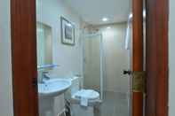 Toilet Kamar Royal Suites Condotel