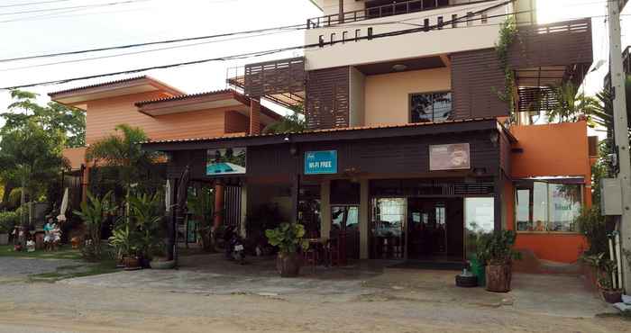 Bangunan Front Beach Hotel