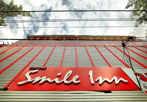 Exterior Smile Inn