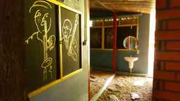 Super Hostel, Rp 559.925