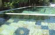 Kolam Renang 4 Lestari Homestay 