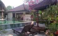 สระว่ายน้ำ 2 Lestari Homestay 