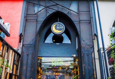 Luar Bangunan De Ja Moon