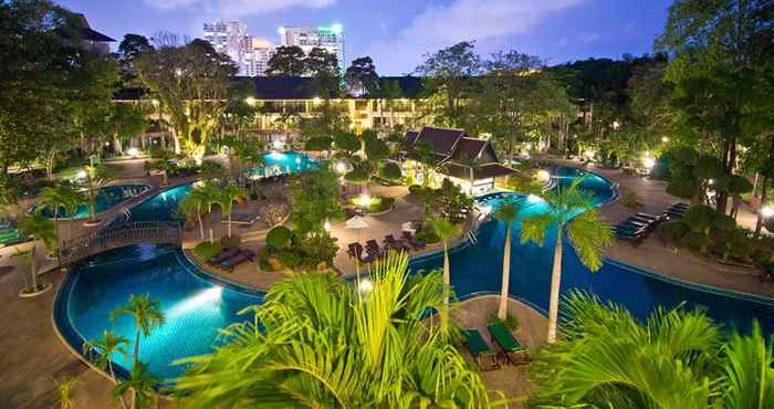 สระว่ายน้ำ The Green Park Resort