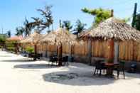 Ruang untuk Umum Mar and Ems Bamboo Cottages  