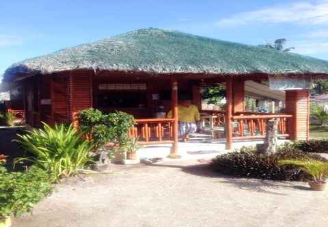 Exterior Mar and Ems Bamboo Cottages  