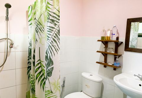 ห้องน้ำภายในห้อง Country Lake Nature Resort