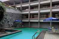สระว่ายน้ำ Rosalia Hotel Baturaden