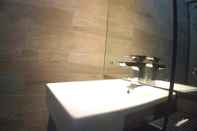 Phòng tắm bên trong Omah Dipan Villa