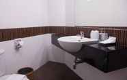 In-room Bathroom 7 Hatyai Holiday Hotel