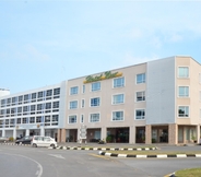 Exterior 2 Super OYO 985 Hotel Nur