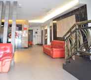 Lobby 4 Super OYO 985 Hotel Nur