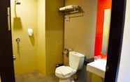 Toilet Kamar 6 Meotel Purwokerto by Dafam