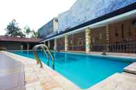 Swimming Pool Meotel Purwokerto by Dafam