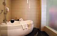 In-room Bathroom 7 Meotel Purwokerto by Dafam