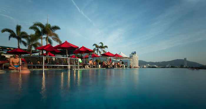 สระว่ายน้ำ The Charm Resort Phuket