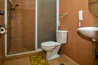 Toilet Kamar La Charica Inn & Suites