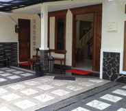 Exterior 2 Homey Room in Pondok Indah (NIR)