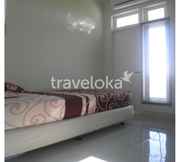 Bedroom 5 Clean Room near Depok Baru Train Station for Female Only (AMA)