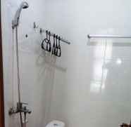 Toilet Kamar 4 Rumah Tawa Guesthouse-2