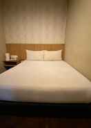 BEDROOM OYO 89752 7 Days Express Hotel