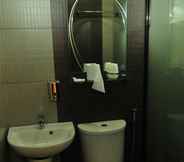 In-room Bathroom 6 Monalisa Tourist Inn