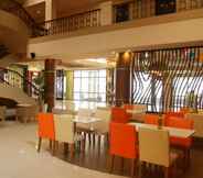 Lobi 5 Circle Inn Hotel and Suites