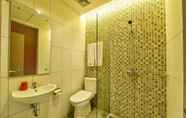 In-room Bathroom 4 Cherry Homes Express Hotel