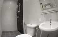 Toilet Kamar 6 Ayer Hitam Hotel