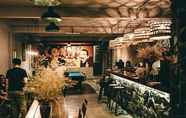 Quầy bar, cafe và phòng lounge 4 Yolo Hostel n Bar