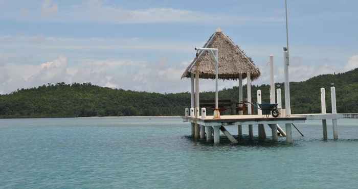Bangunan Coral Bay Beach and Dive Resort