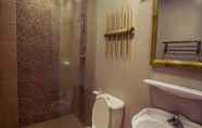 Toilet Kamar 7 Oasis Resort and Spa