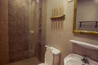 Toilet Kamar Oasis Resort and Spa