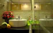 Toilet Kamar 5 UrHome ApartHotel