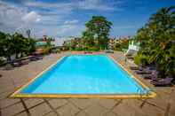 Swimming Pool Twin Lotus Hotel