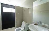 Toilet Kamar 6 Worawee Resort & Spa